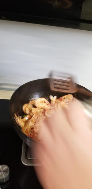 酥香椒盐基围虾的做法 步骤6