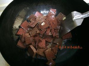 清炒血豆腐的做法 步骤2