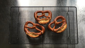 德国巴伐利亚碱水结普雷结面包(Pretzel)的做法 步骤9