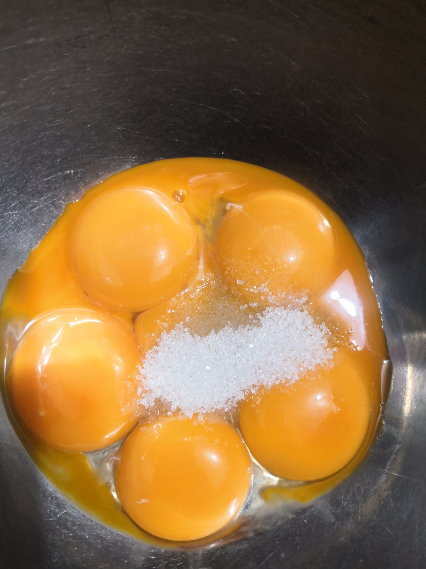 EAT风炉版蛋黄溶豆的做法 步骤2