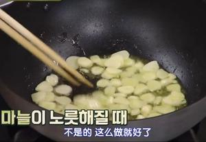 培根炒菠菜的做法 步骤2