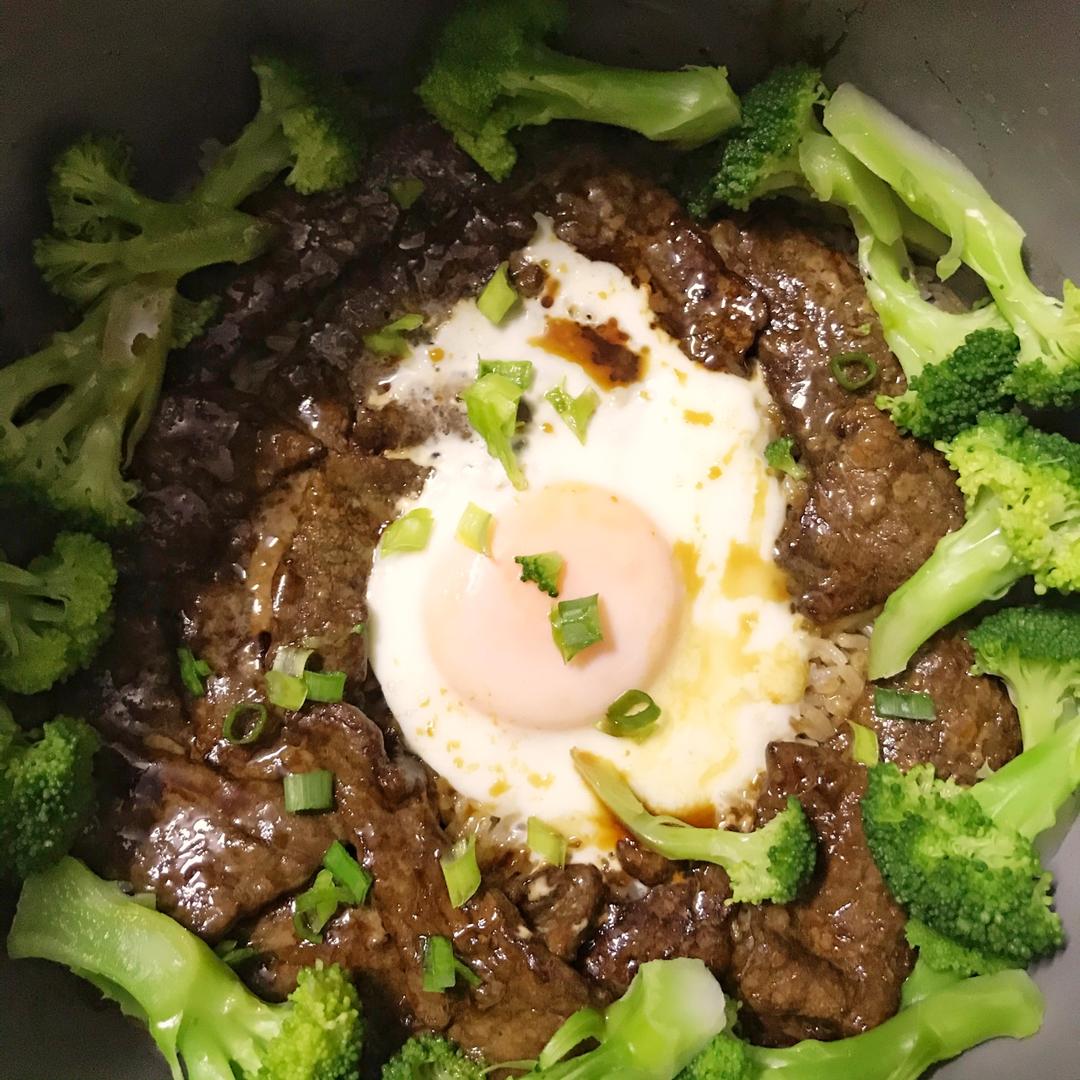 【电饭煲窝蛋牛肉饭】