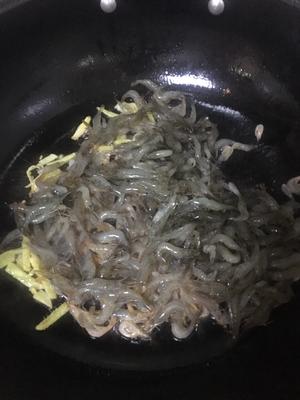 韭菜炒虾米的做法 步骤3