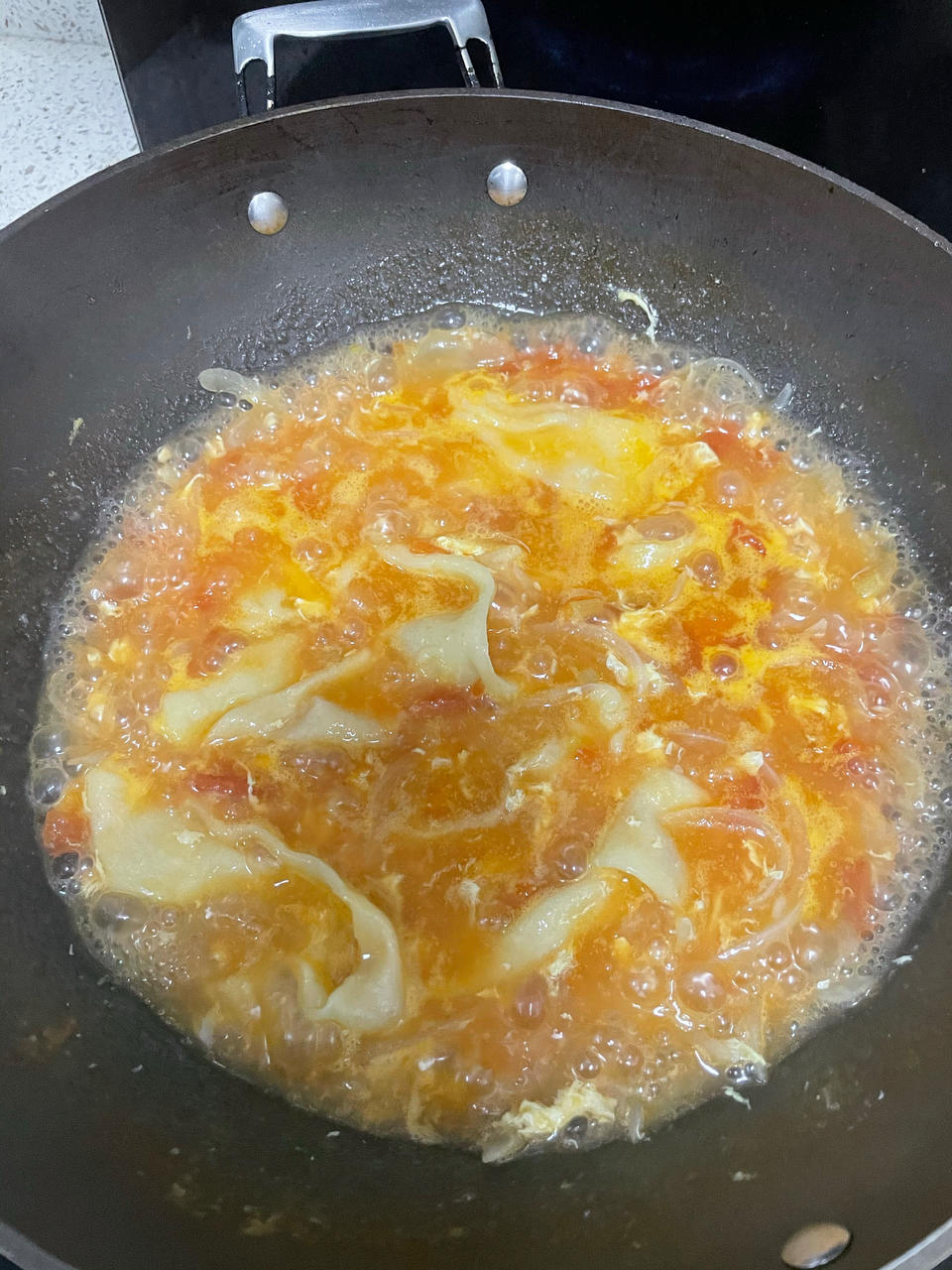 面片汤，面片爽滑筋道又柔软，汤汁鲜美