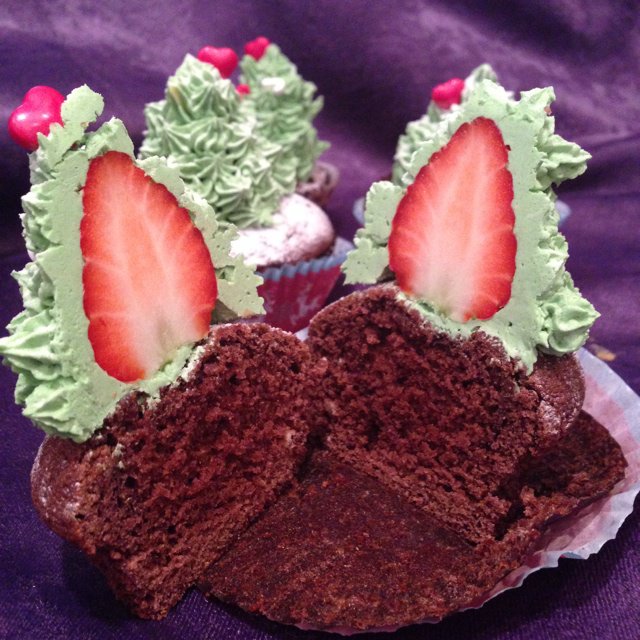 圣诞草莓心圣诞树杯子蛋糕