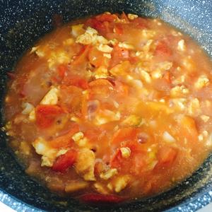 汤汁浓郁的西红柿炒鸡蛋的做法 步骤5