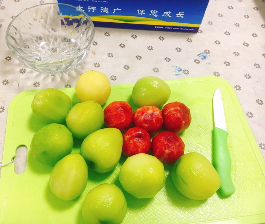 夏日特饮——超简单超好喝的冰镇柠檬鲜果绿茶的做法 步骤2