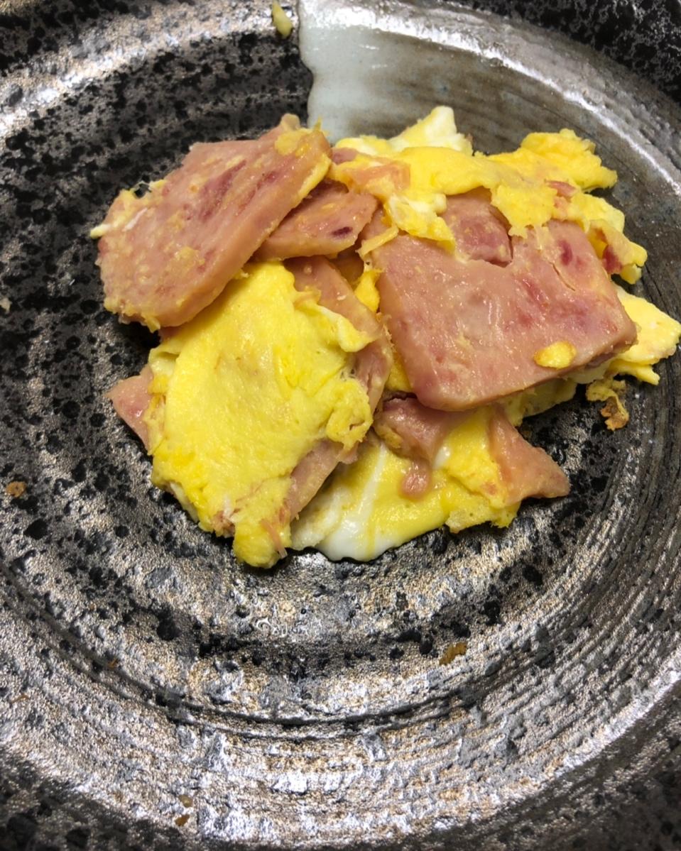 鸡蛋煎午餐肉