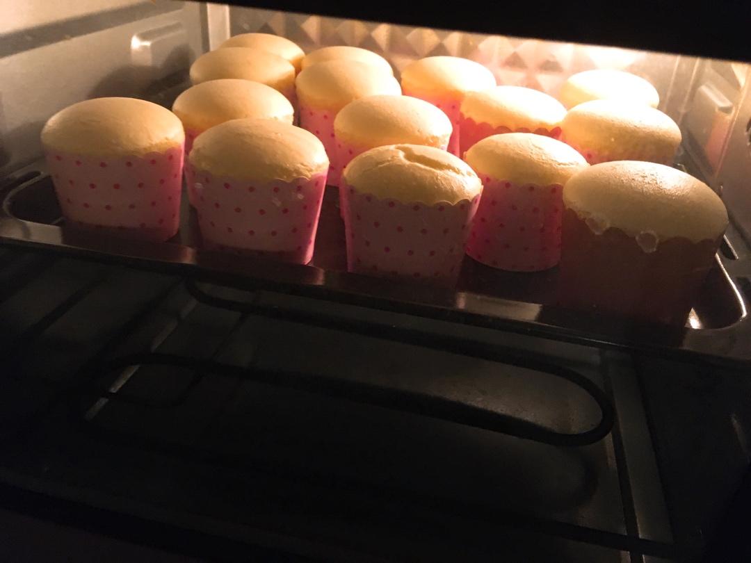 不塌不裂的纸杯戚风蛋糕