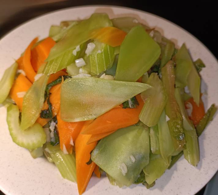 清炒菱形莴苣片