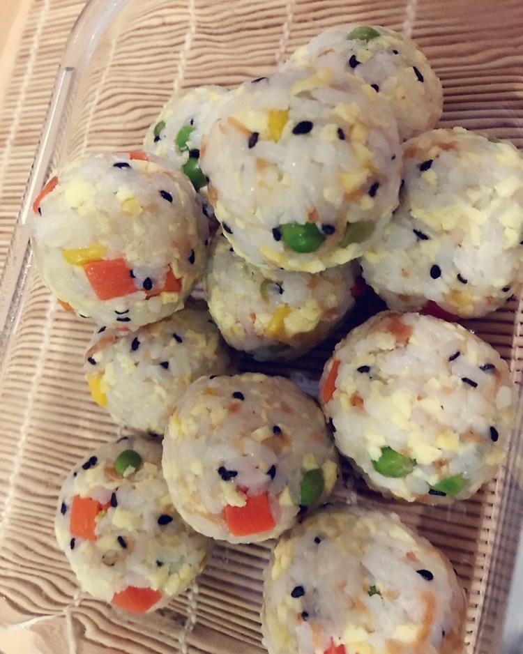 三分钟搞定金枪鱼海苔饭团