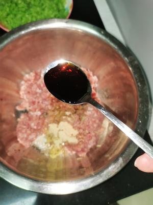 芹菜胡萝卜虾米猪肉大包子的做法 步骤8