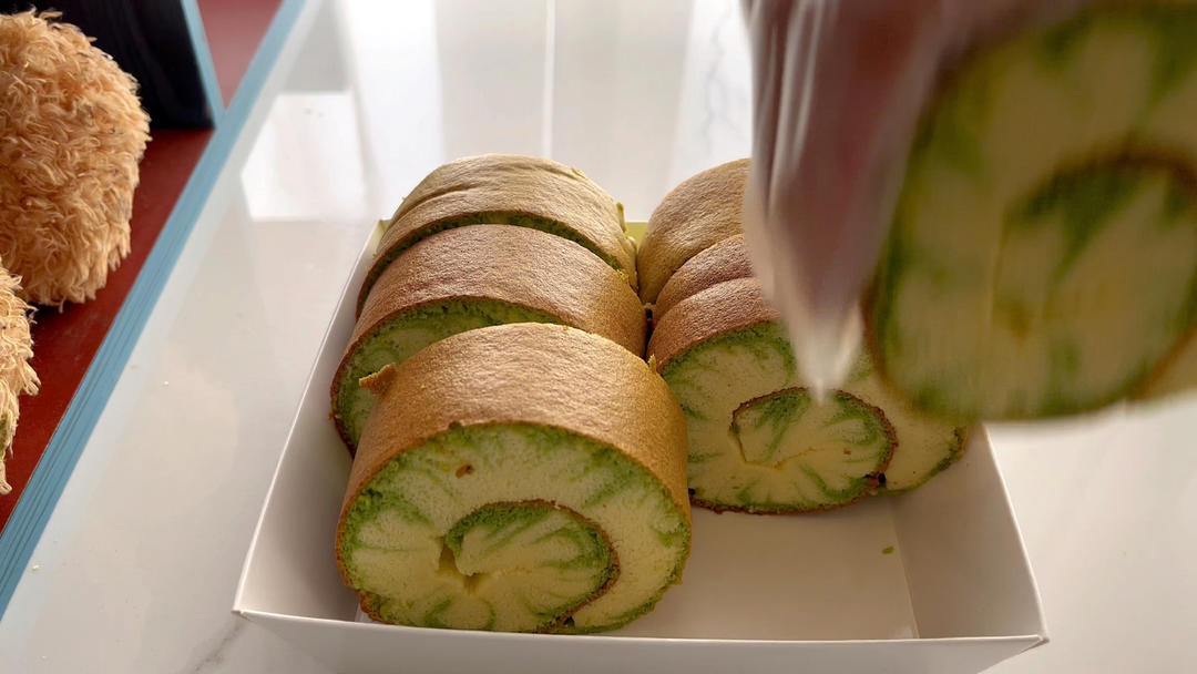 在家做颜值高的斑斓旋风蛋糕卷，细腻柔软不掉皮，不夹奶油也好吃的做法