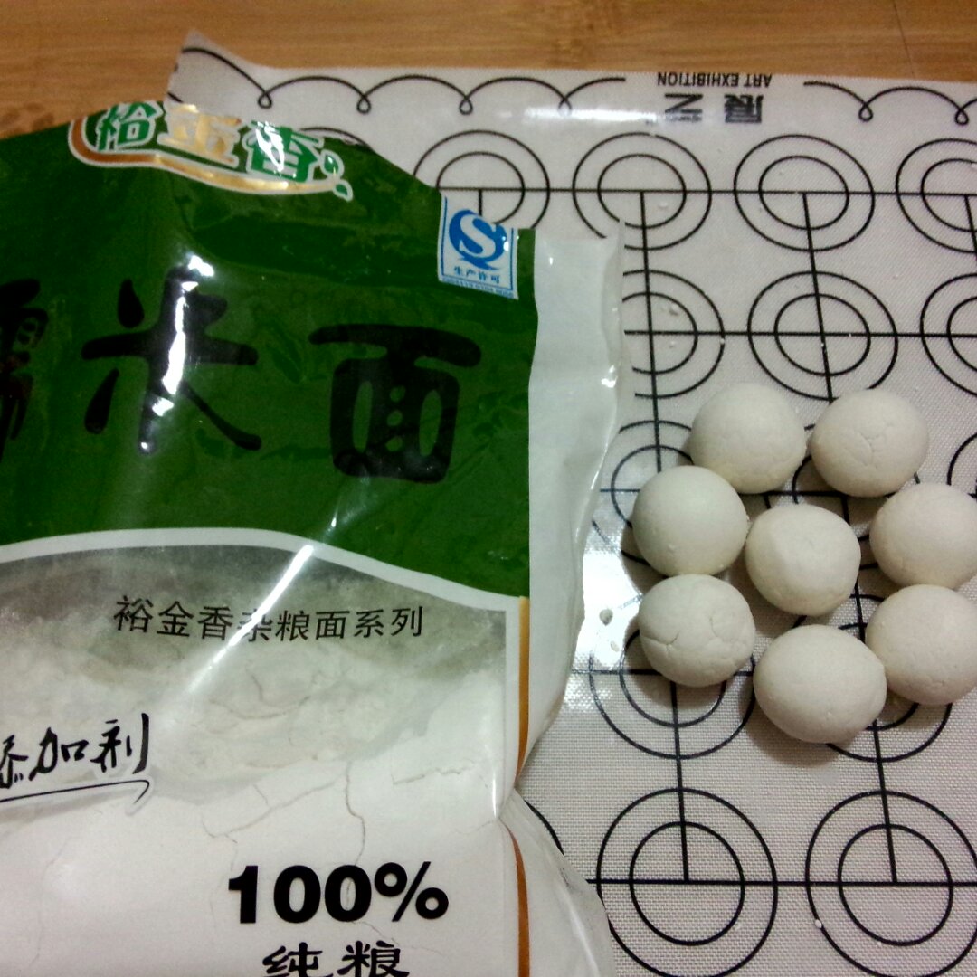 如何快速搓小汤圆且汤圆堆放在一起相互之间不粘连？