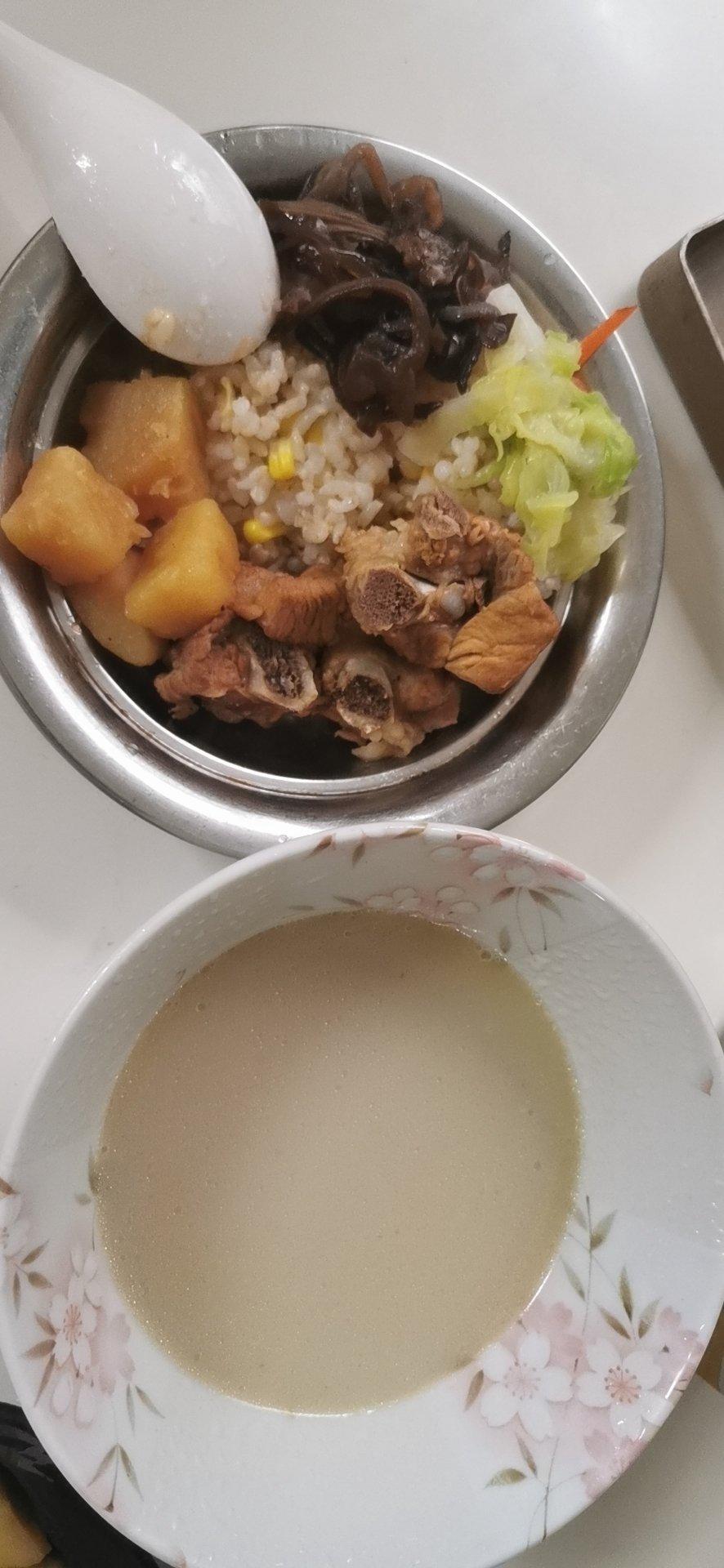 清炖鲫鱼汤 三个关键步骤让你轻松炖出汤浓味鲜色白似奶的鲫鱼汤