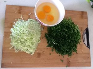 普通餐，素蒸饺，鸡蛋，韭菜，蘑菇，西葫芦，虾皮做馅儿，的做法 步骤2