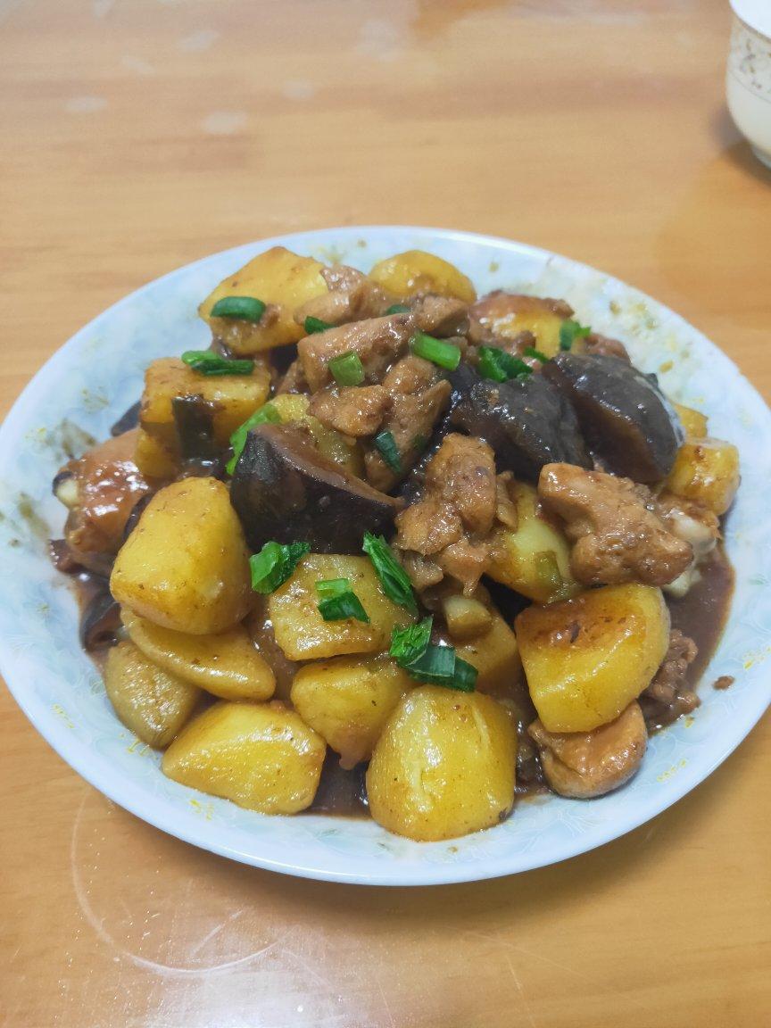 超级下饭土豆香菇炖鸡腿