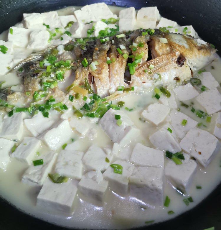 奶白鲫鱼豆腐汤|一条鱼最后的温柔
