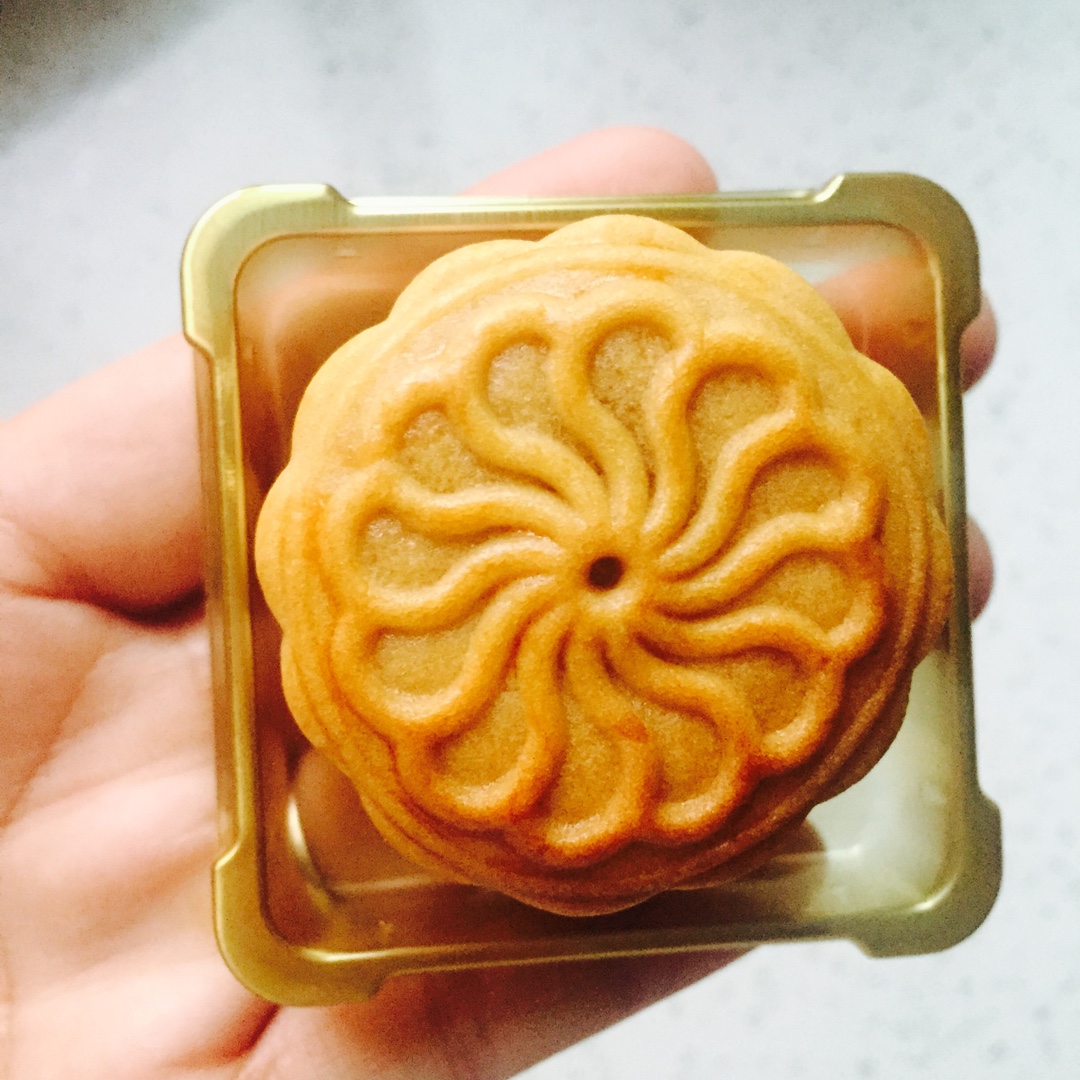 广式月饼—蛋黄莲蓉月饼