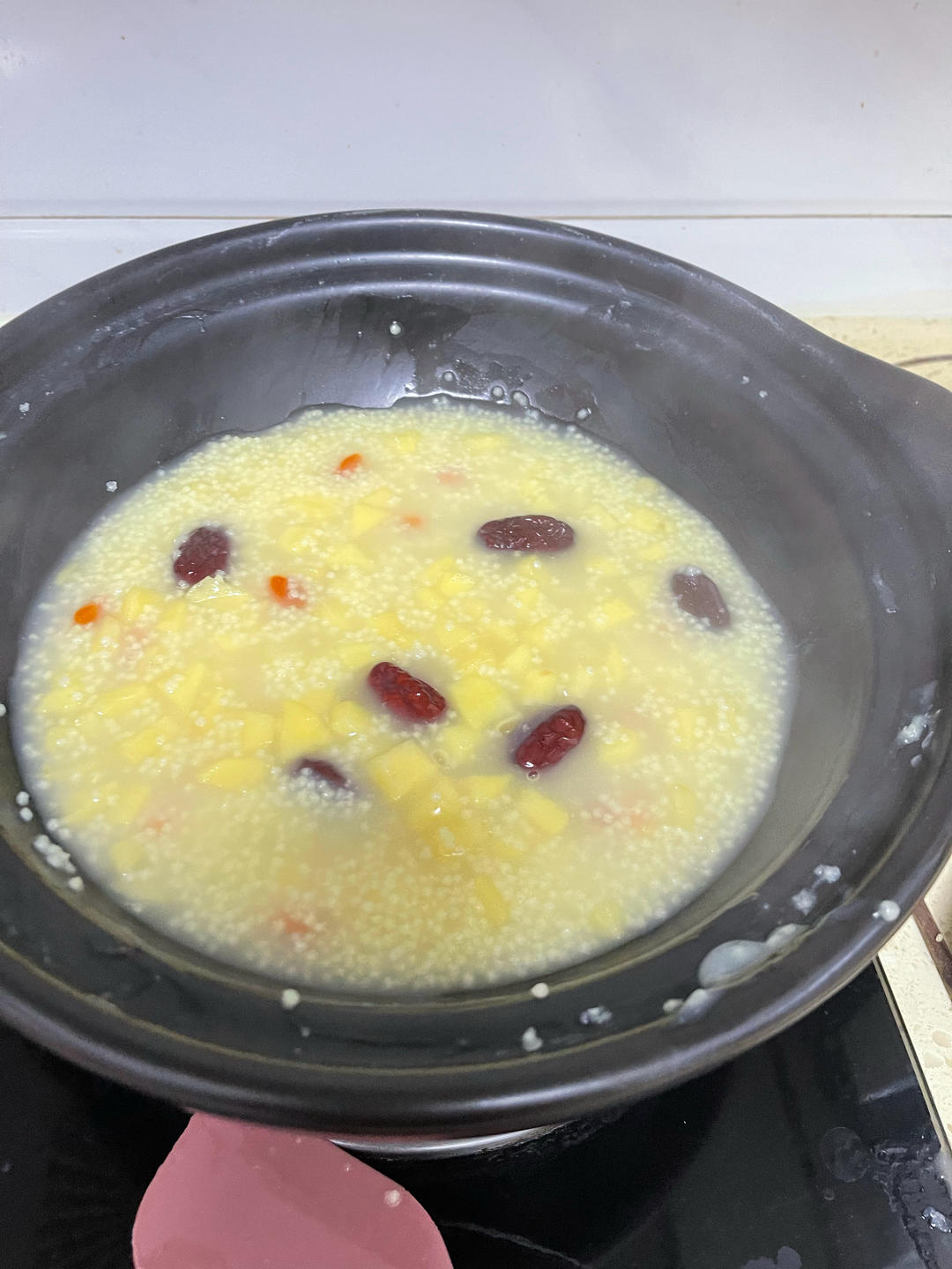 健脾养胃苹果枸杞小米粥（小朋友爱喝的水果粥）