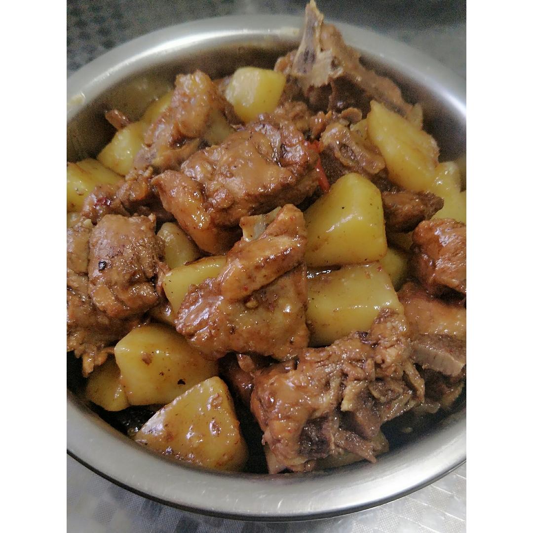 土豆焖脊骨