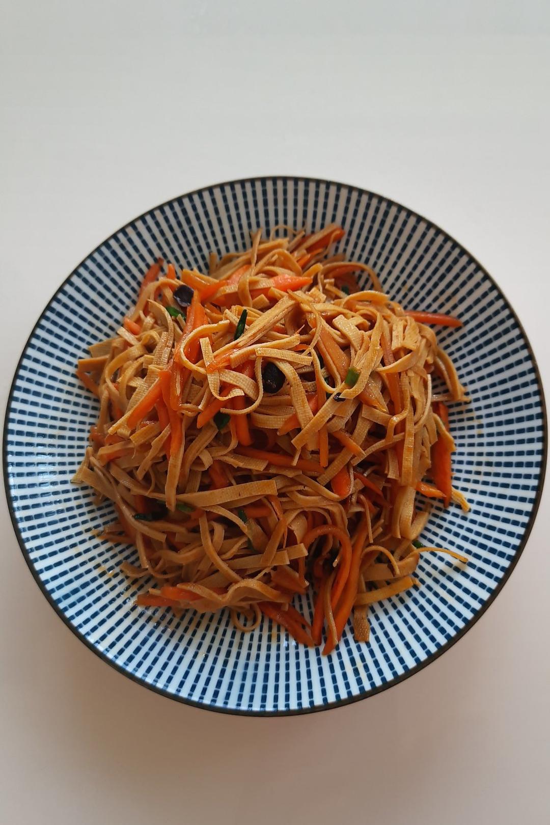 豆豉蚝油胡萝卜青椒火腿肠丝炒百叶丝😋