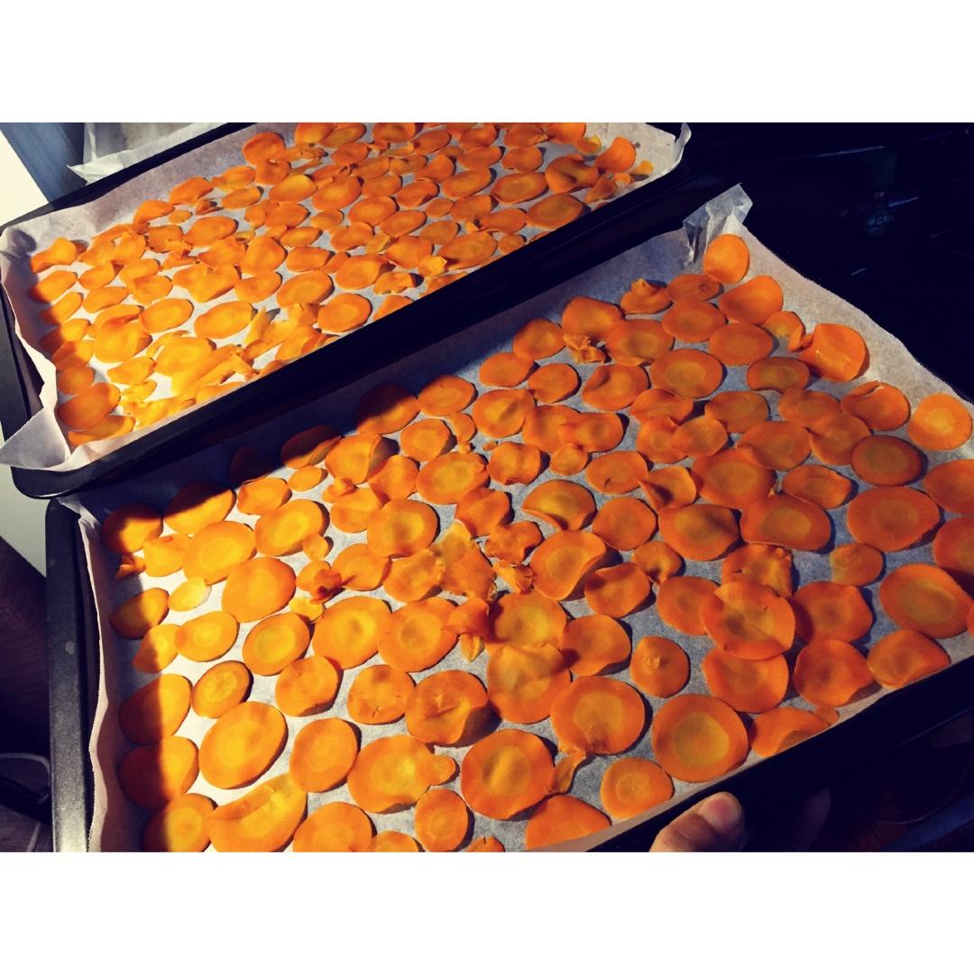 依照子瑜妈妈的方子制作的胡萝卜干，给宝宝当零食