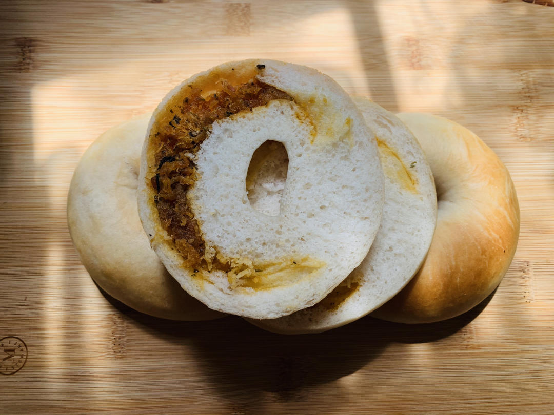 咸蛋黄肉松海苔贝果