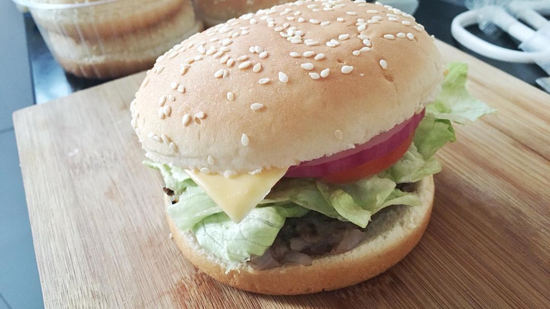 微微热量的牛肉汉堡包