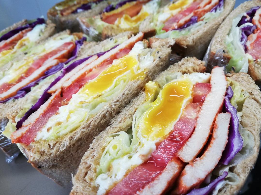 如何做超厚的沼三明治~详细tip！牛油果鸡蛋午餐肉三明治~