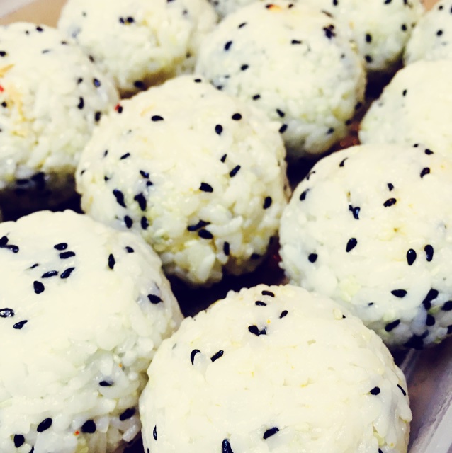 泡菜金枪鱼饭团