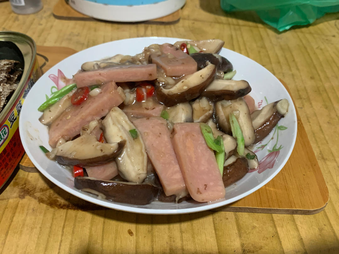 分享一个香菇好吃的做法，不用烧鸡不用炖汤，简单炒一炒，真香