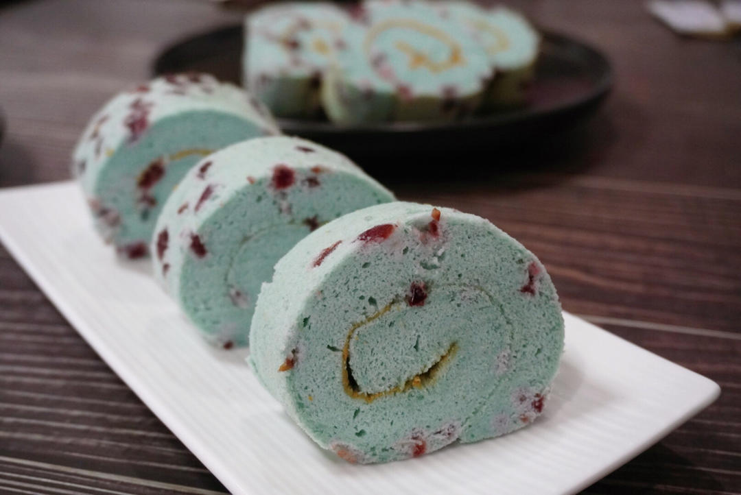 钒钒1做的清新的蝶豆花蔓越莓蛋糕卷