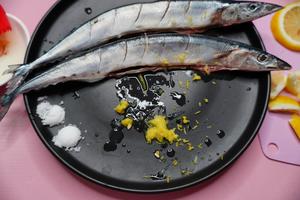 柠香盐烤秋刀鱼的做法 步骤3