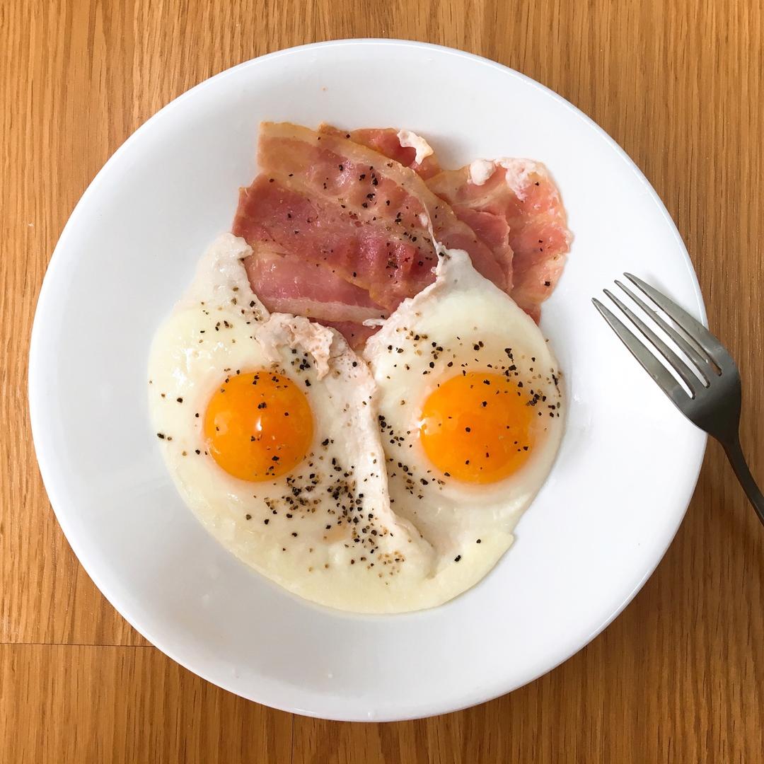 纳斯塔西娅做过培根煎蛋鸡蛋培根在一个锅里煎,培根煎一会儿给鸡蛋让