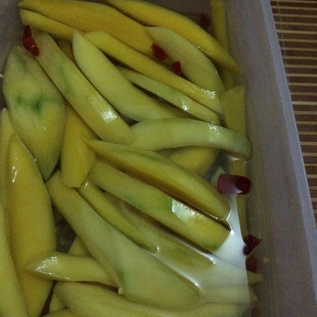 隐藏那抹微笑做的酸酸辣辣泡芒果醋泡版