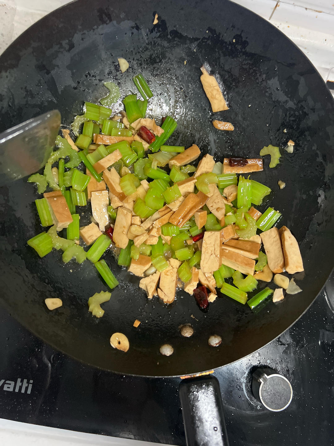 一个小技巧做不输餐馆的芹菜炒香干