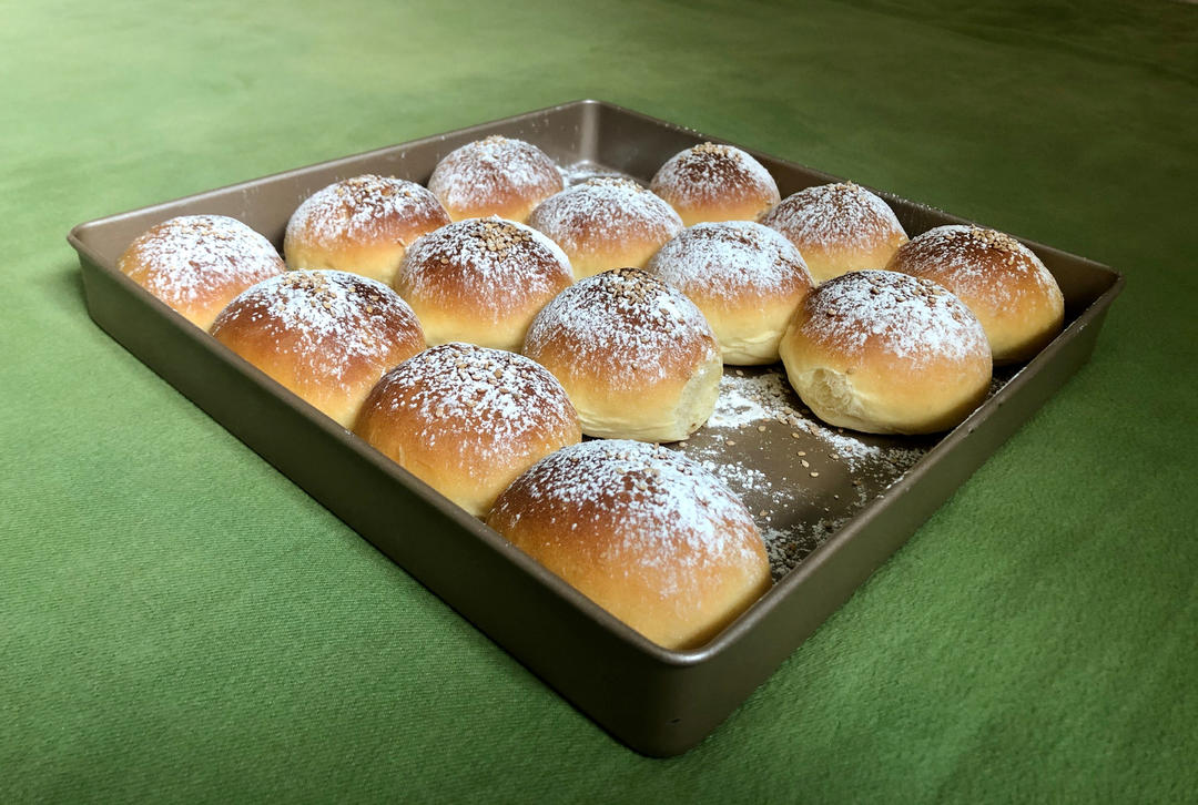 奶香十足，牛奶炼乳小餐包