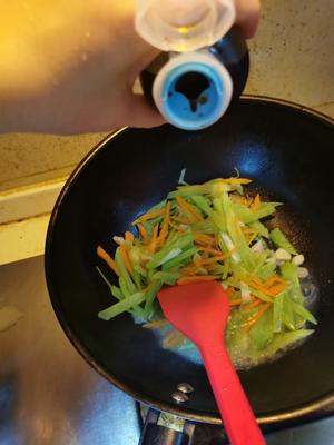 清炒莴苣胡萝卜丝的做法 步骤2