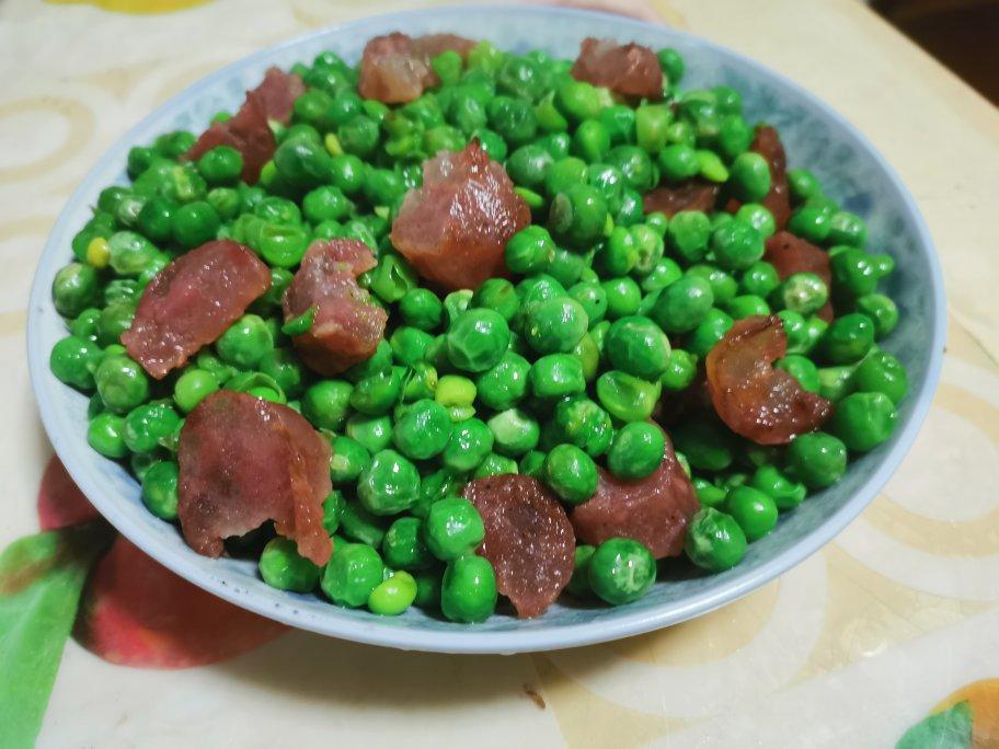 新鲜豌豆炒香肠