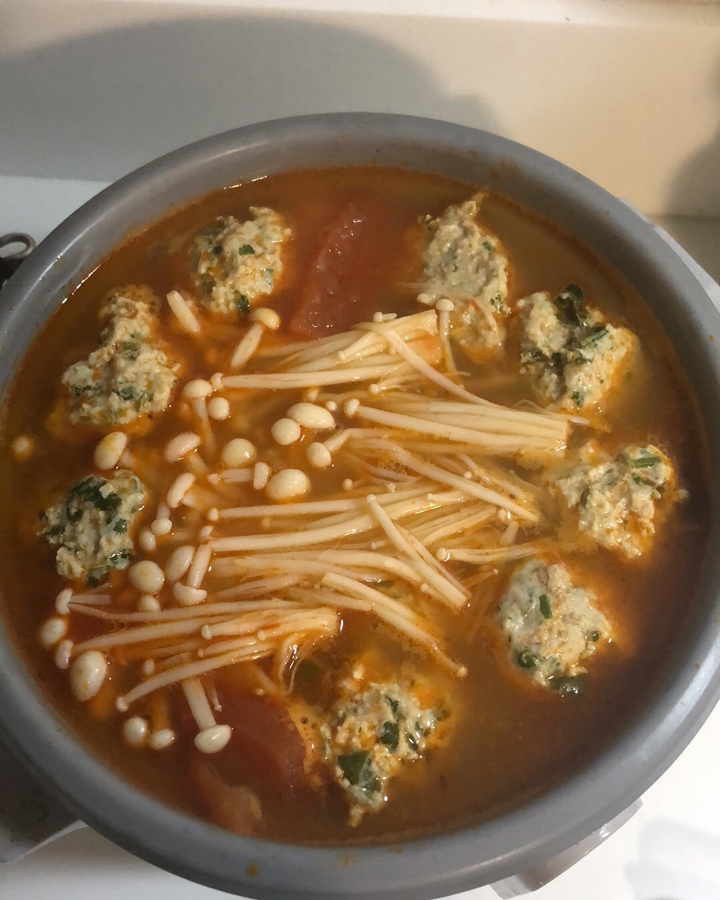 西红柿金针菇丸子汤