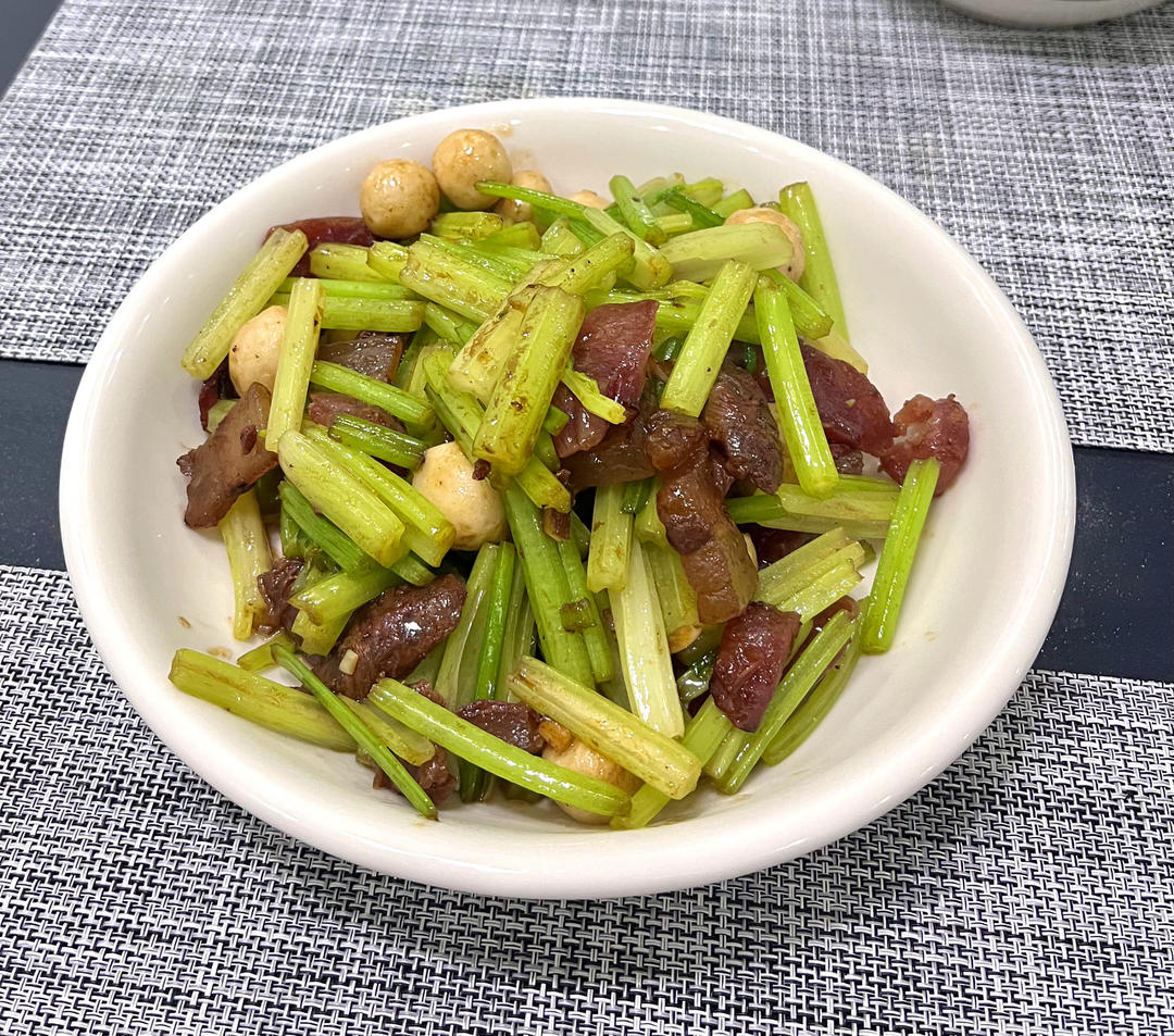 腊肠炒芹菜