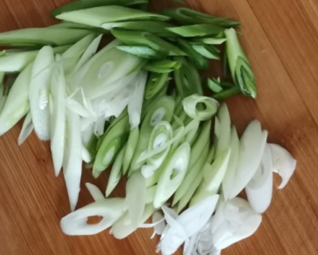 蒜苗炒绿蚕豆的做法 步骤2