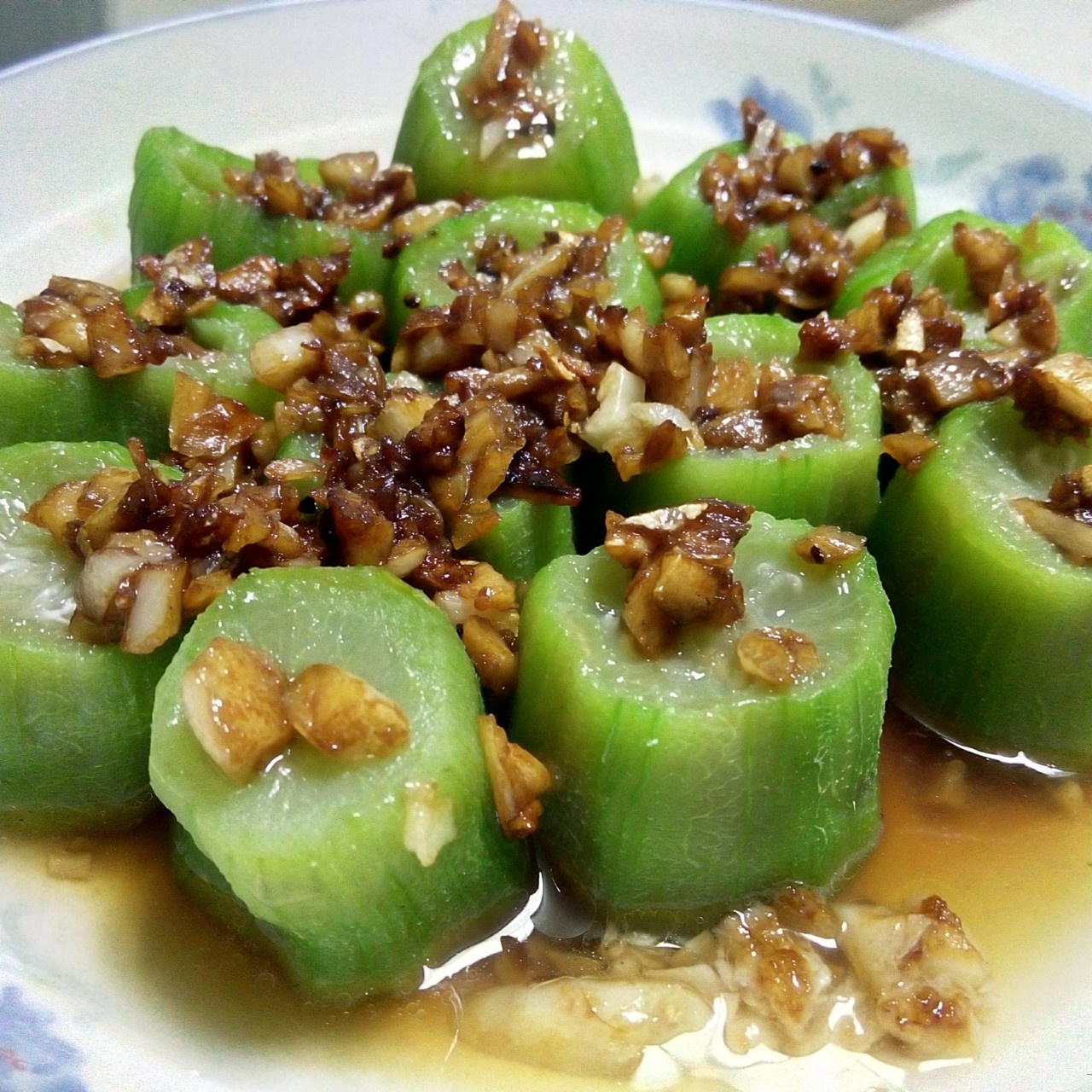 只需要五分钟就可以的美味蒜蓉蒸丝瓜