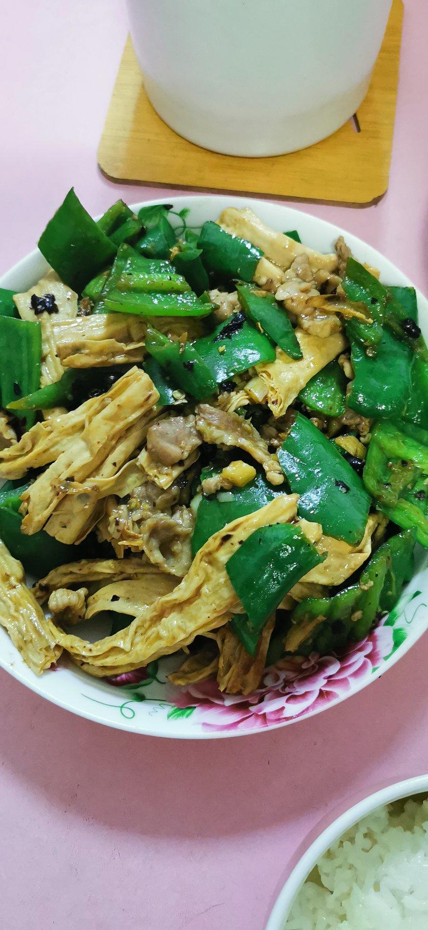 小肥妞爱吃肉做的青椒腐竹炒肉