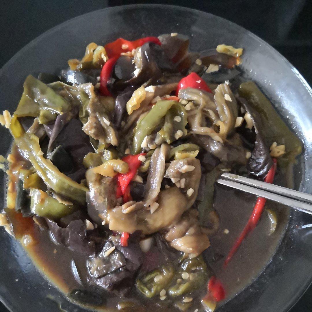 凉拌茄子辣椒皮蛋