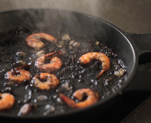 黑乎乎的墨鱼海鲜饭的做法