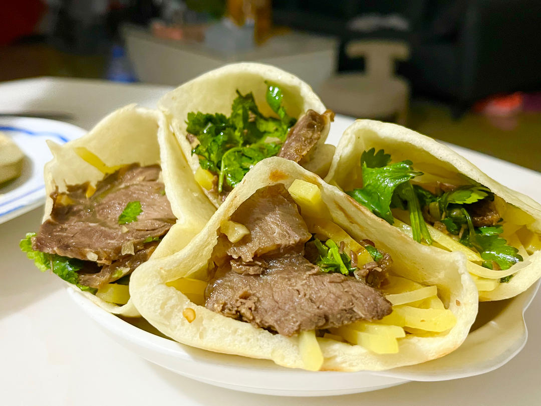 复刻口袋饼  炒土豆丝  炒土豆条  红烧肉  香菜炒牛肉   煎鸡蛋  汤  小炒牛肉  香菜炒鸡蛋  土豆豆腐汤   小炒牛肉