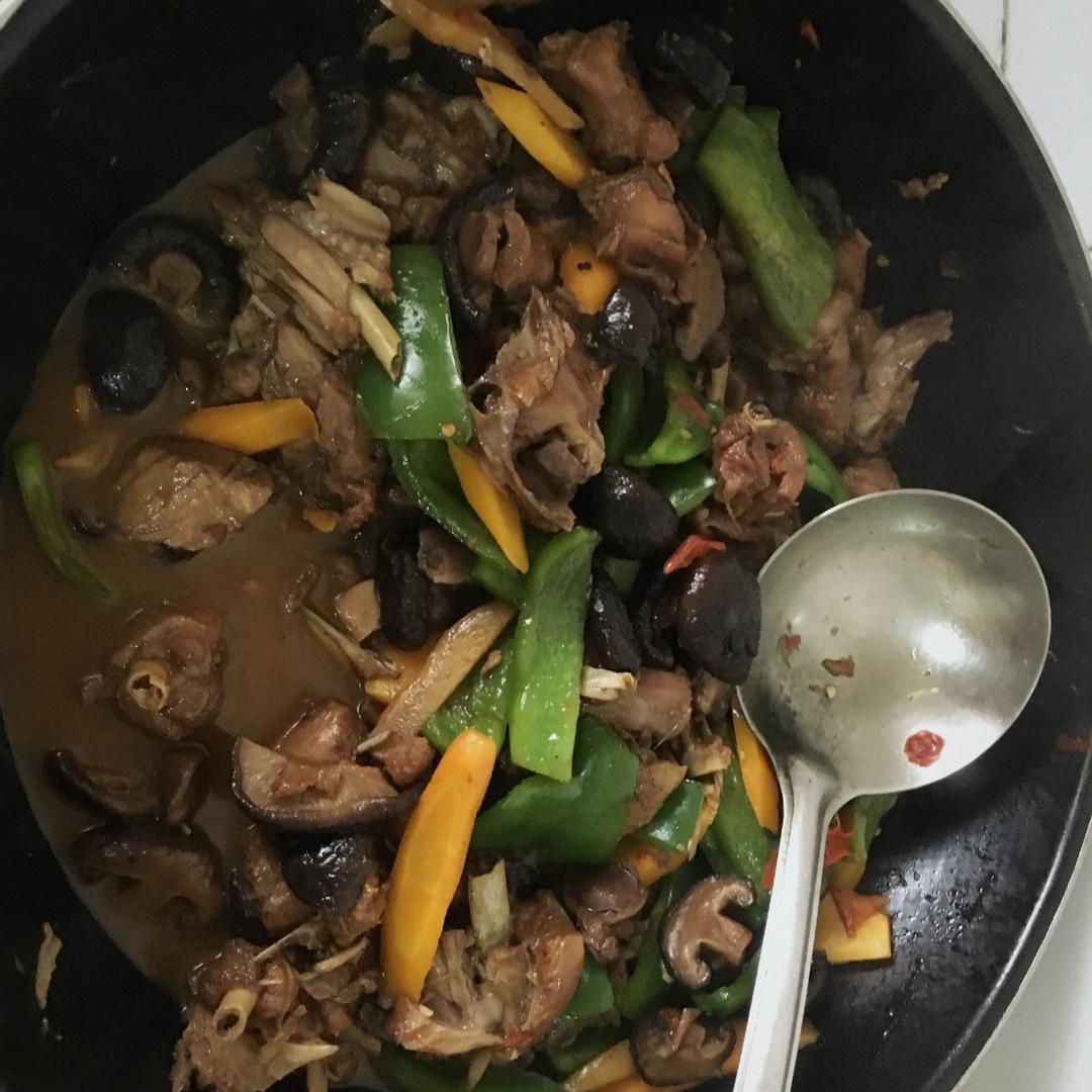 汤汁特浓的黄焖鸡米饭