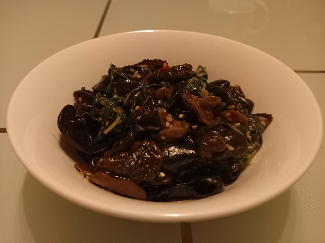 香菇芹菜叶凉拌木耳